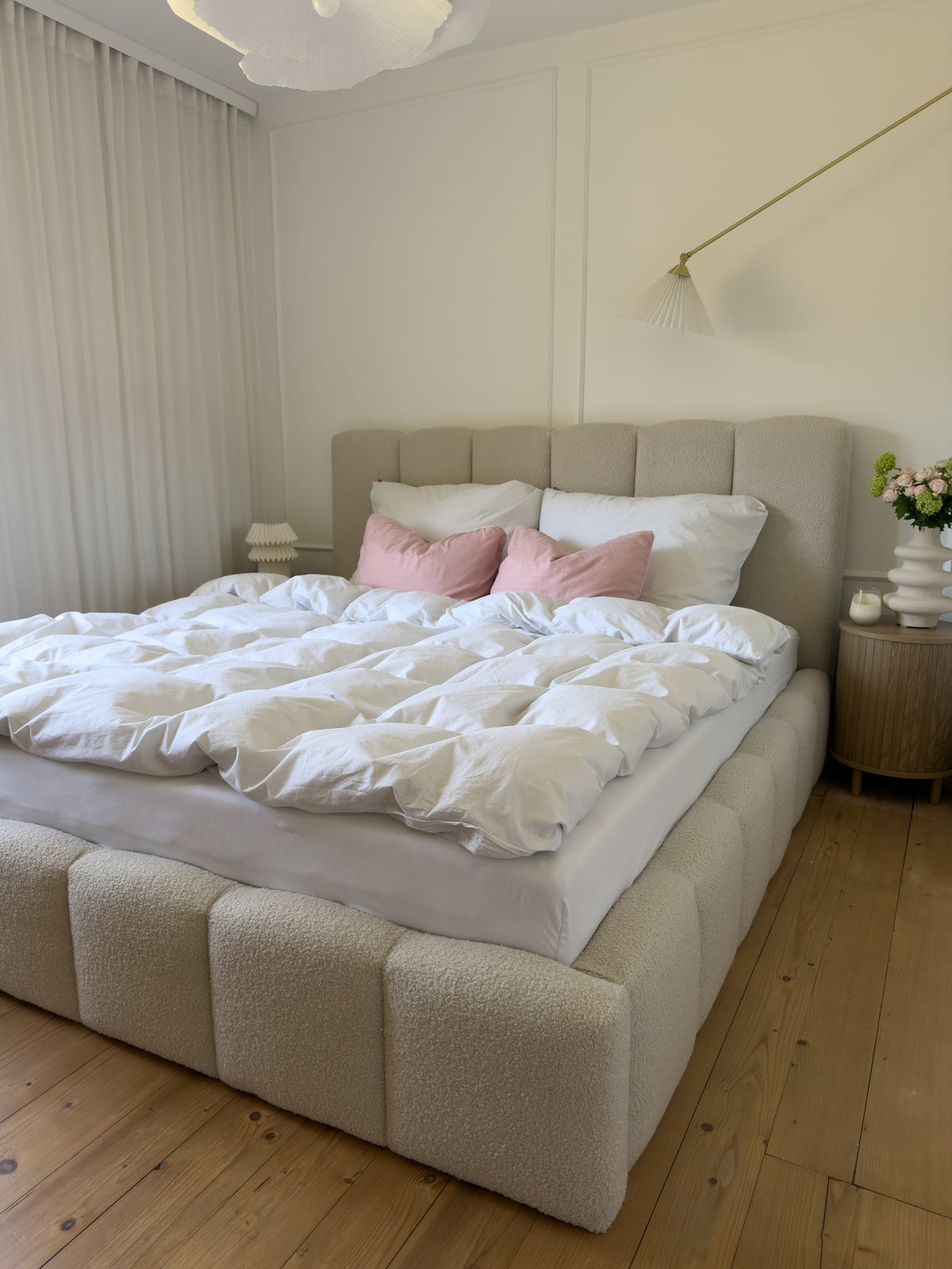 Aura tapintott ágy 160x200 bézs boucle kárpittal, elölről és oldalról nézve