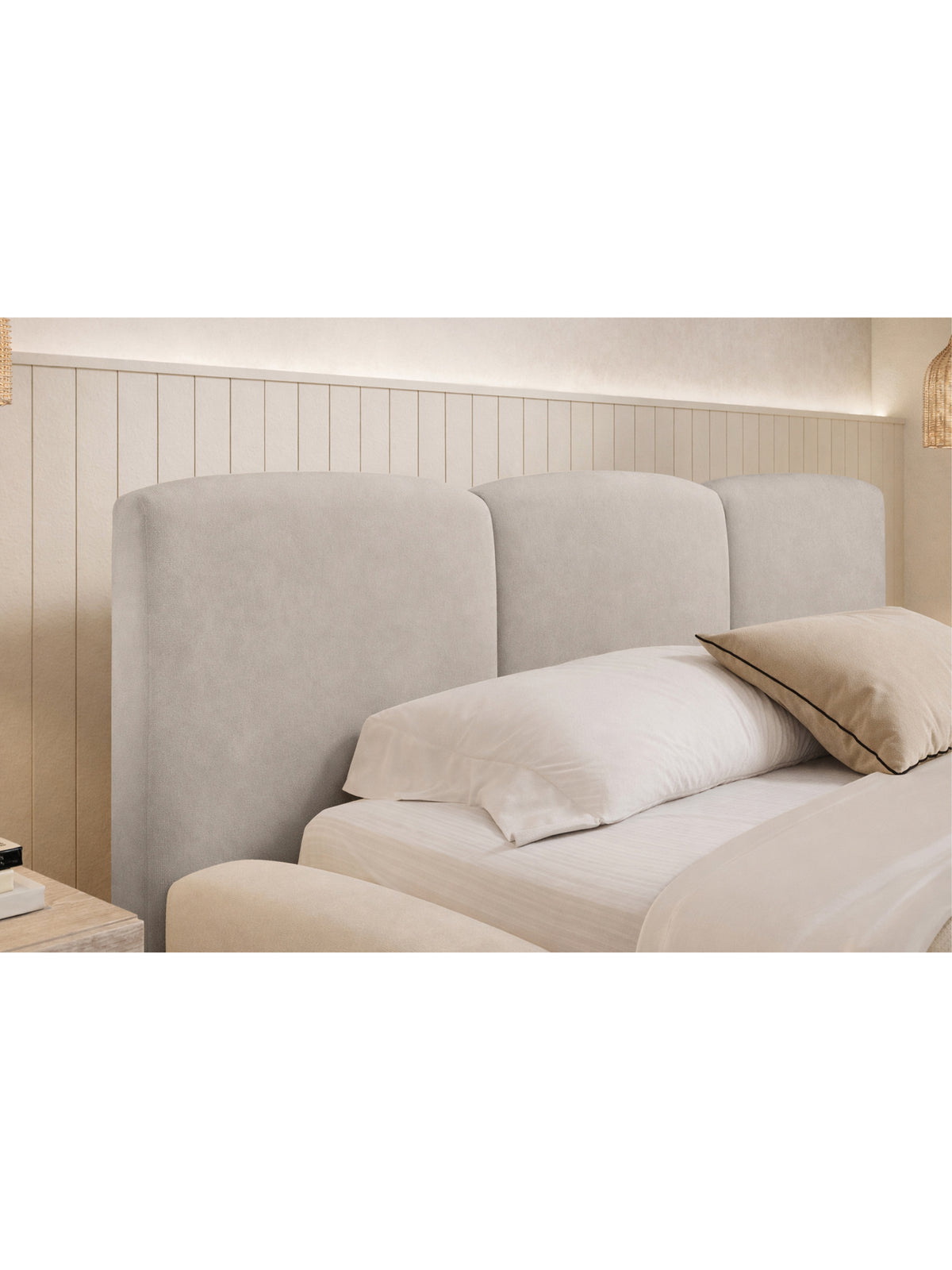 Marios 180x200 világos bézs kárpitozott ágy Castel 03 bársony fejtámlával