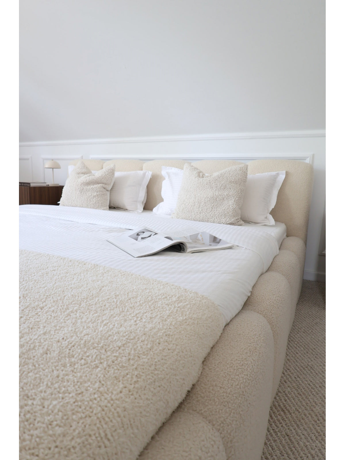 Tesia kárpitozott ágy 180x200 beige boucle anyagból, tárolóval, oldalsó nézet