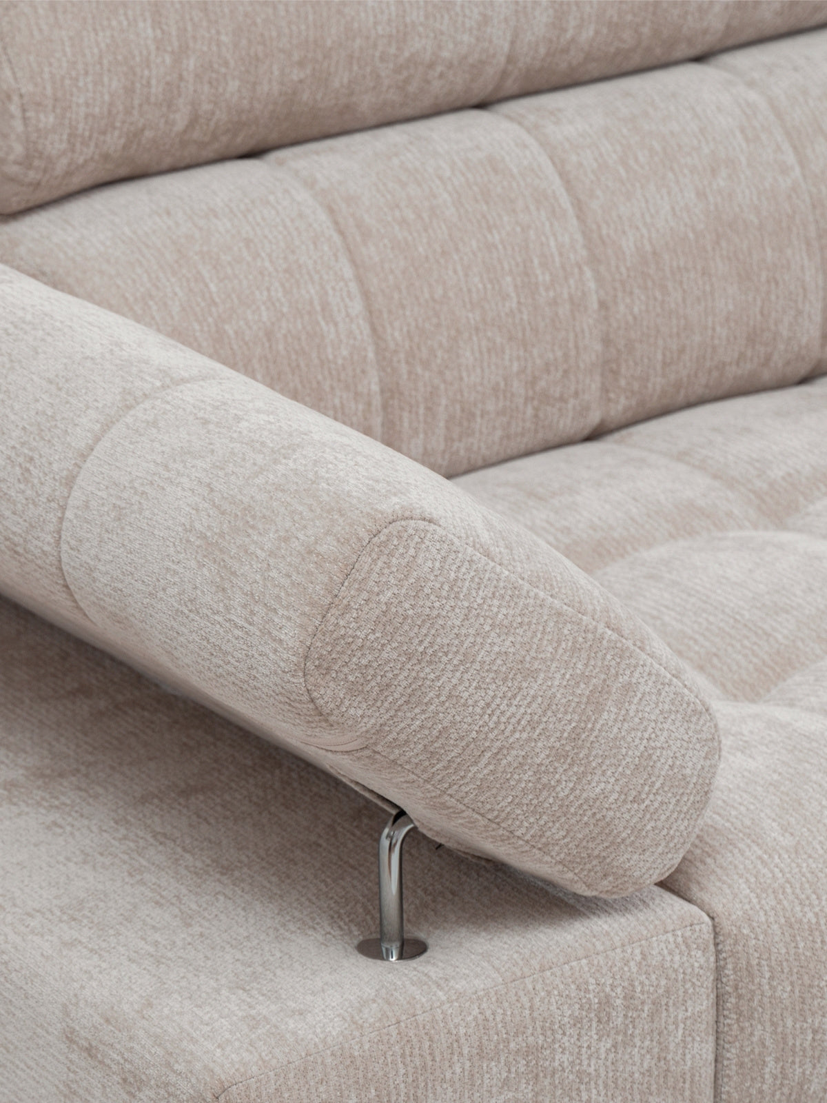 Tyrion L II sarokkanapé bézs Vibe 08 szövet karfa és fém láb részlet