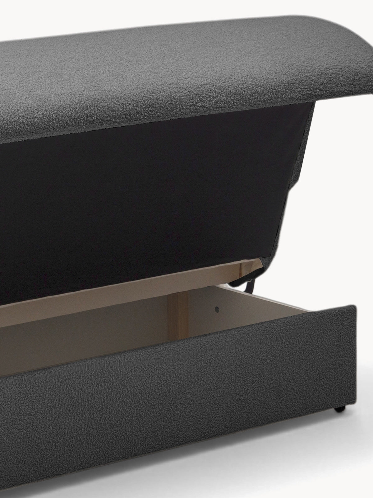 Sofa rozkładana Nido 140 cm w szarym boucle z pojemnikiem na pościel, detal otwartego schowka