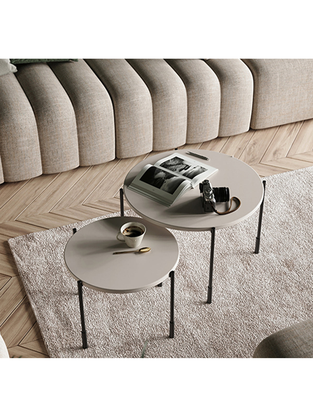 Stolik kawowy Sonatia 60 cm okrągły beżowy kaszmir z metalowymi czarnymi nogami