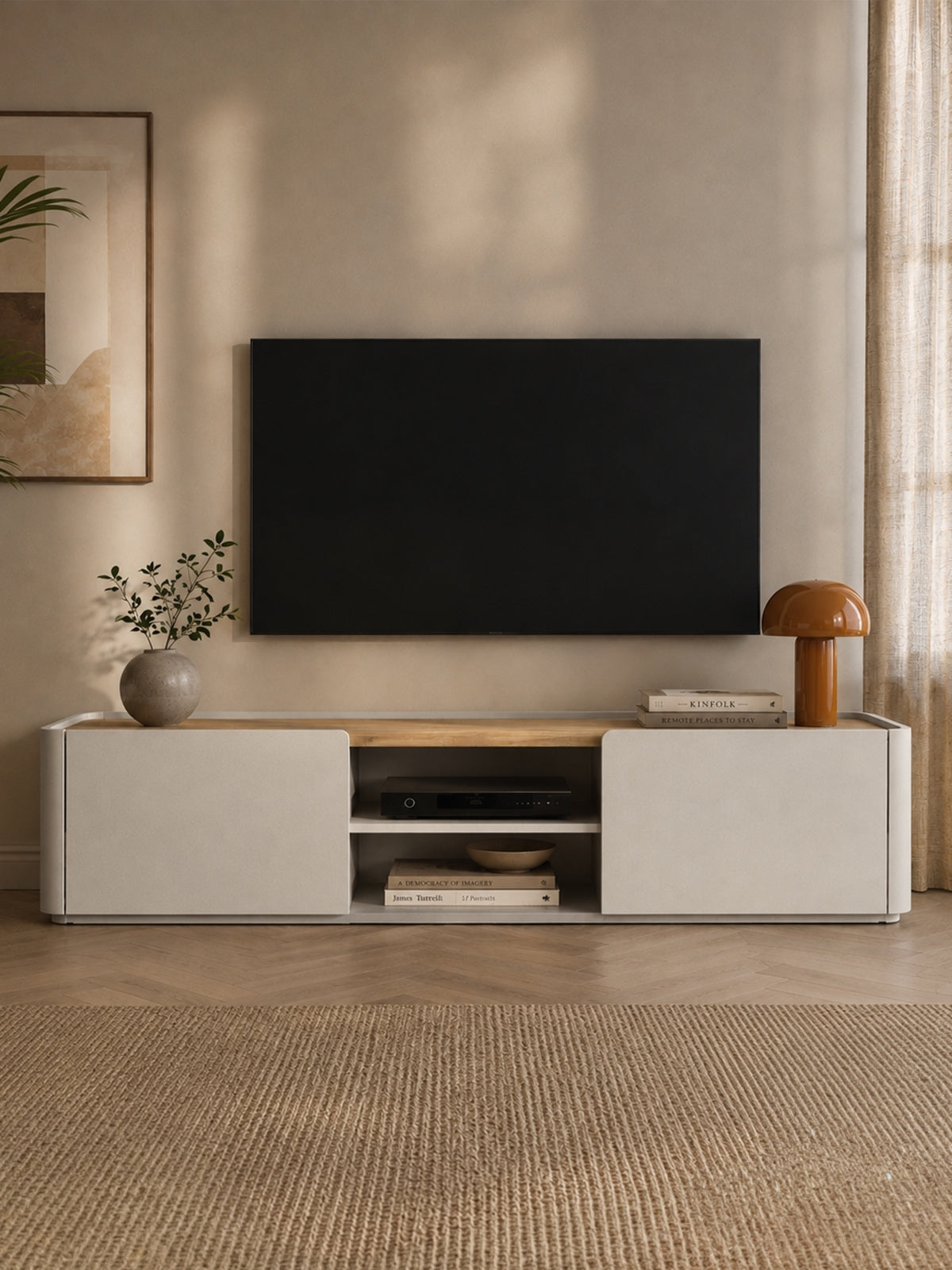 Elivo 220 cm TV szekrény kasmír színben, olajozott tölgy lapokkal világos helyiségben