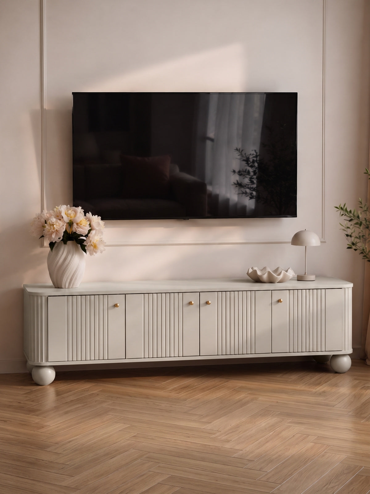 Vesper 4D 187 cm-es RTV szekrény kasmír hullámos előlapokkal és arany fogantyúkkal
