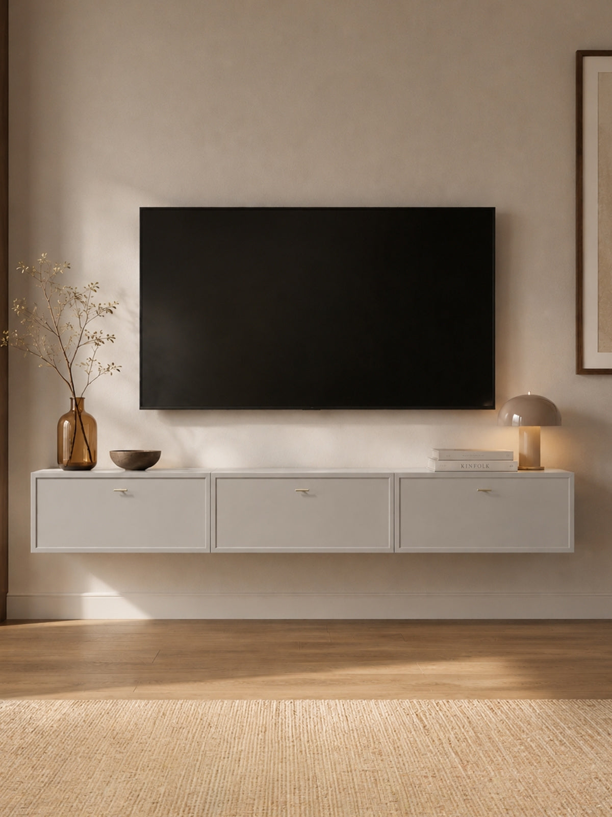 Lorini falra szerelhető 200 cm-es TV szekrény kasmírszínben, három ajtóval és arany T-bar fogantyúkkal