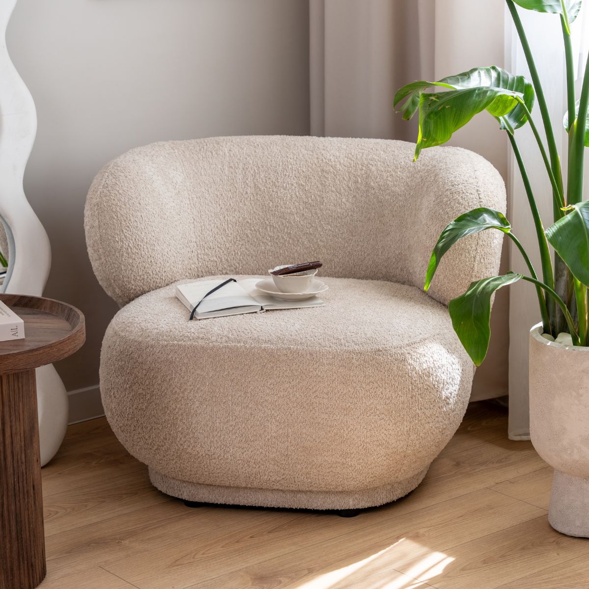 Könnyed boho túlzások nélkül – így alakíts ki világos, napfényes nappalit fonott kiegészítőkkel és természetes fával