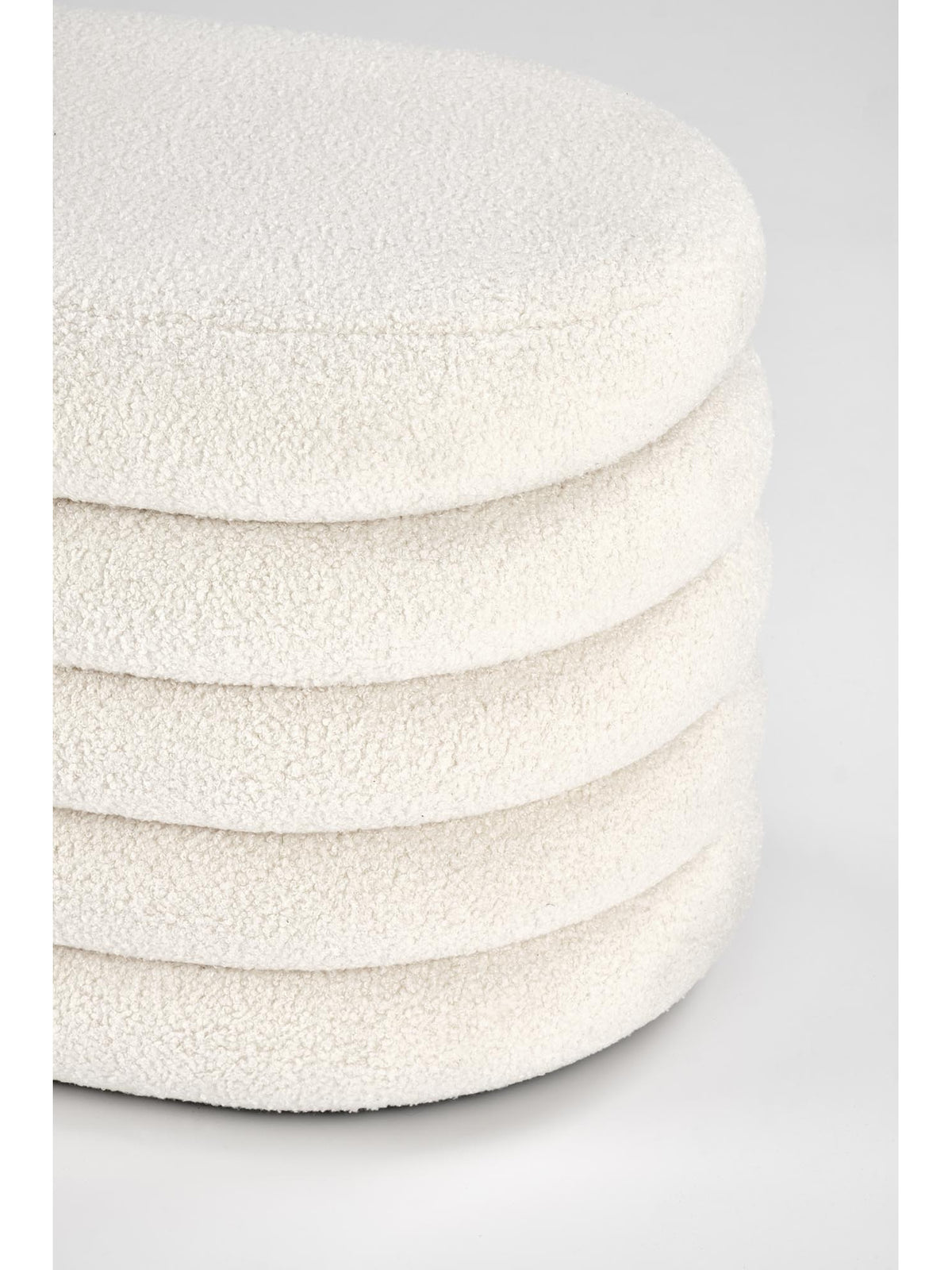 Krém színű, boucle kárpitozású Nerossa puff 105 cm, oldalnézet