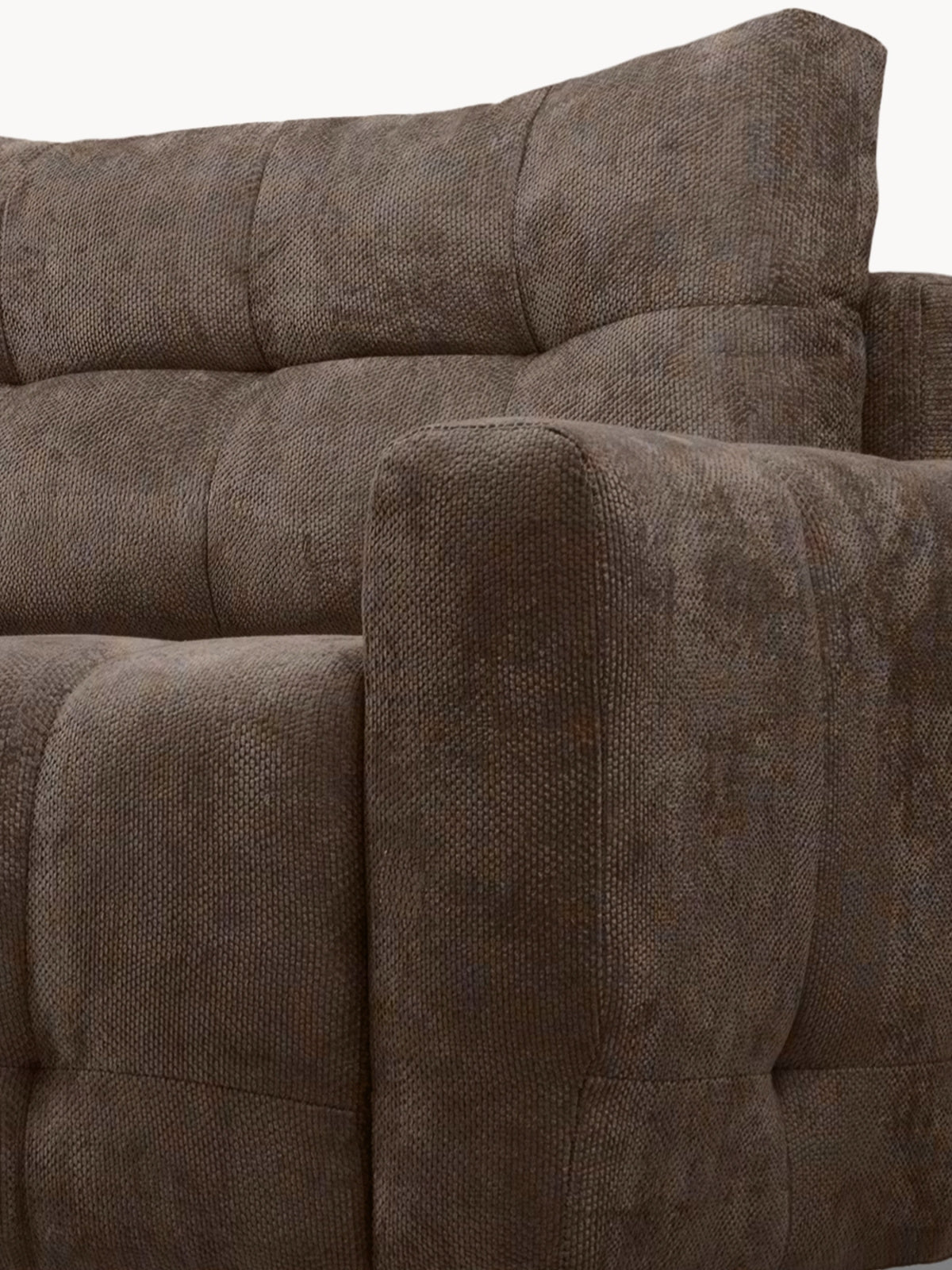 Kanapa Calvero z funkcją spania w brązowej plecionce Kiara, widok detalu poduszki i podłokietnika