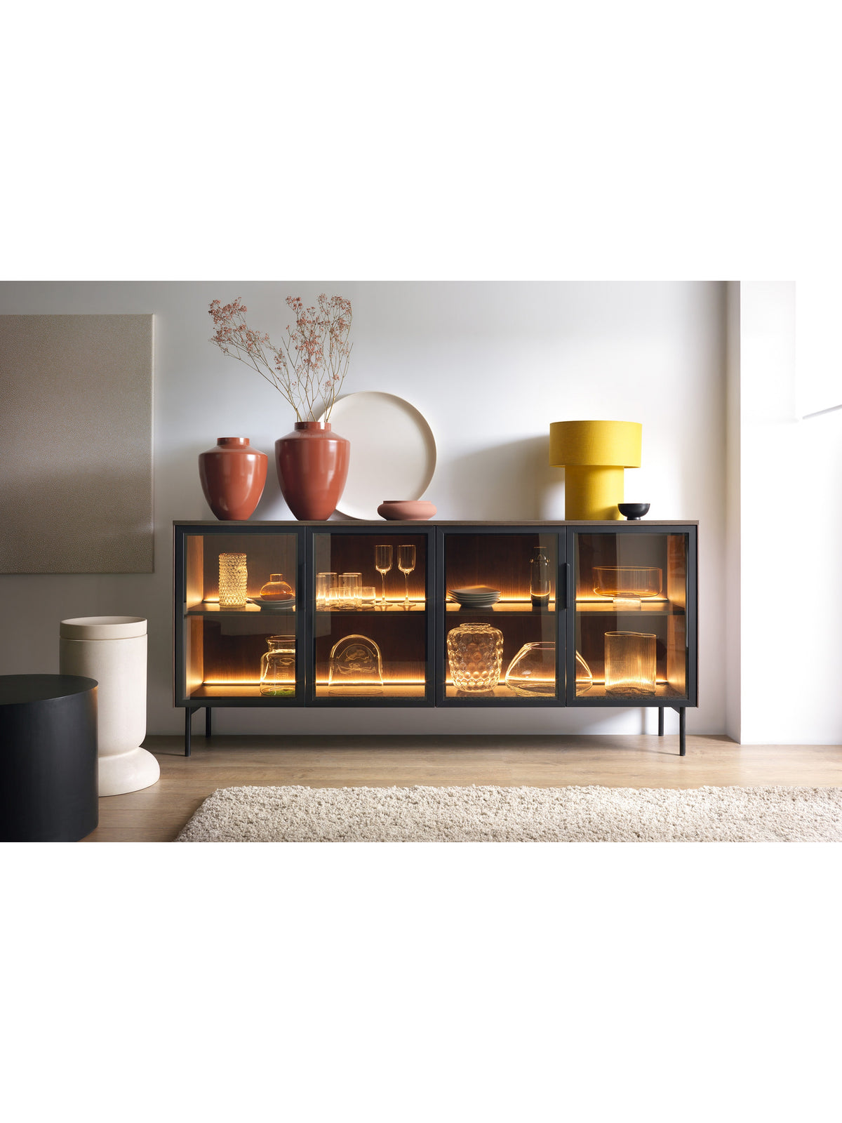 Auri 181 cm komód LED világítással, dub dunin színű fekete részletekkel