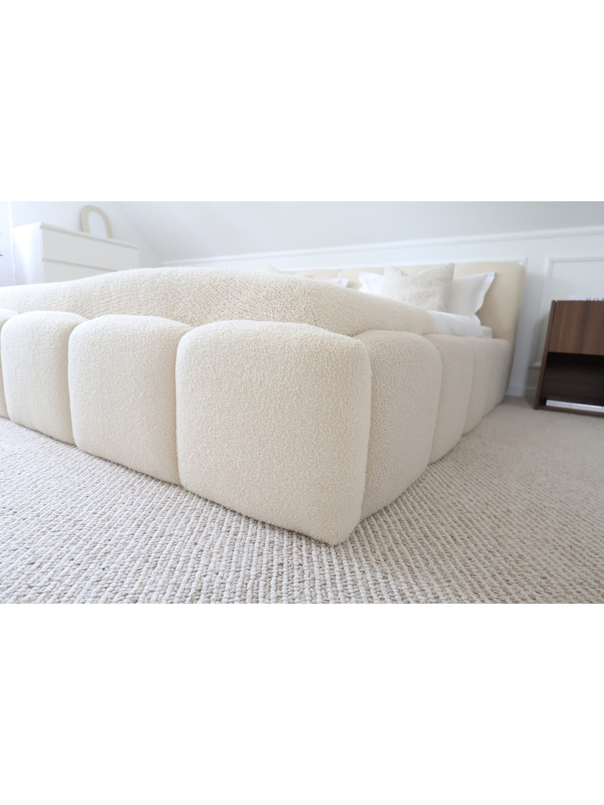 Beige színű Tesia 180x200 textil ágy Quelle 03 bouclé anyagból, sarok részlet tárolóval