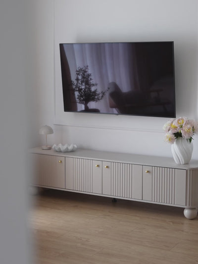 Szafka RTV Vesper 4D 187 cm - czarny / czarne uchwyty / nogi kule
