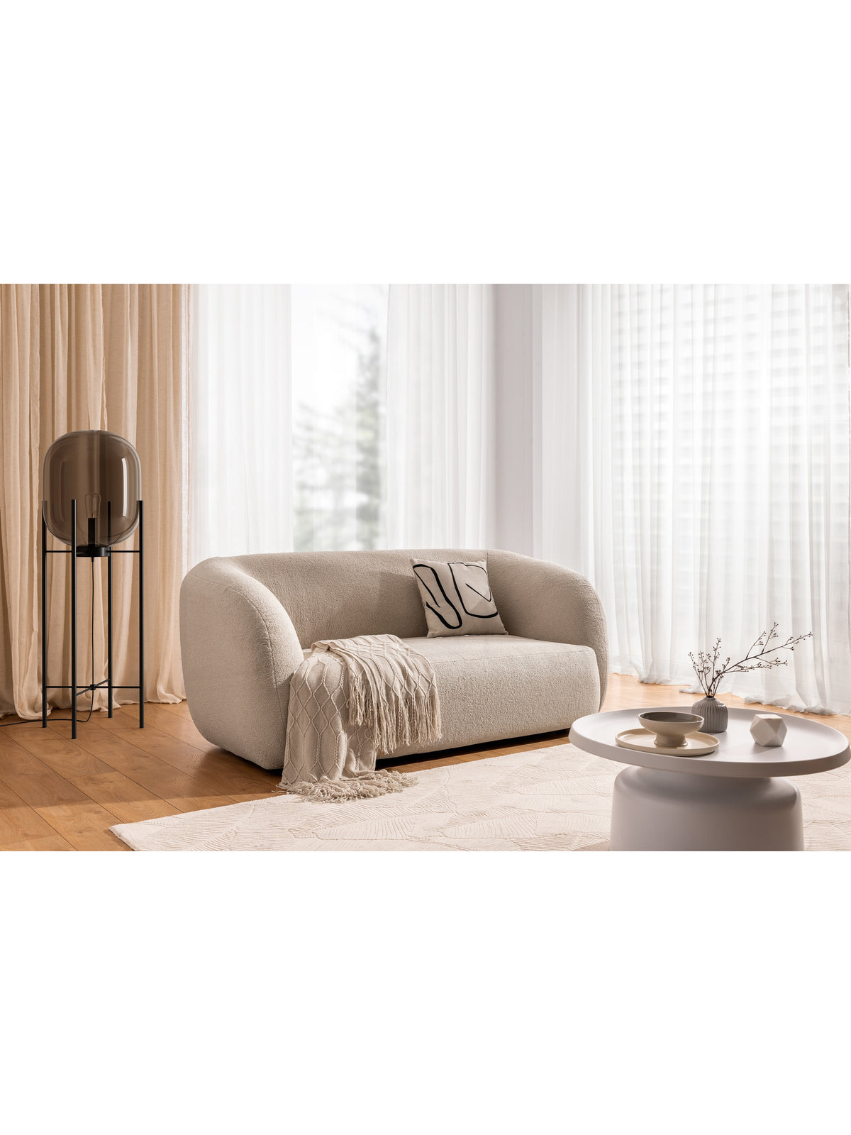 Sofa do salonu Dalin II w beżowej tkaninie bouclé Lambi 5, widok frontowy