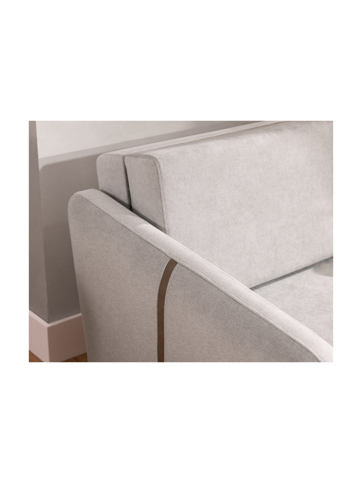 Sofa Zeldia 155 jasno szara z szenilu hydrofobowego z detalem brązowej wstawki Tauro