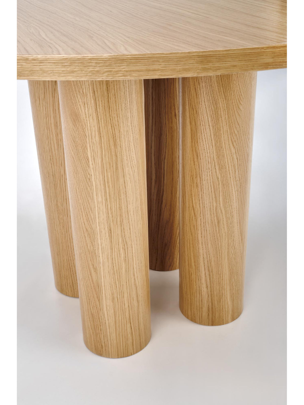 Stół okrągły Gravon 120 cm dąb naturalny z widokiem na nogi z blatu MDF
