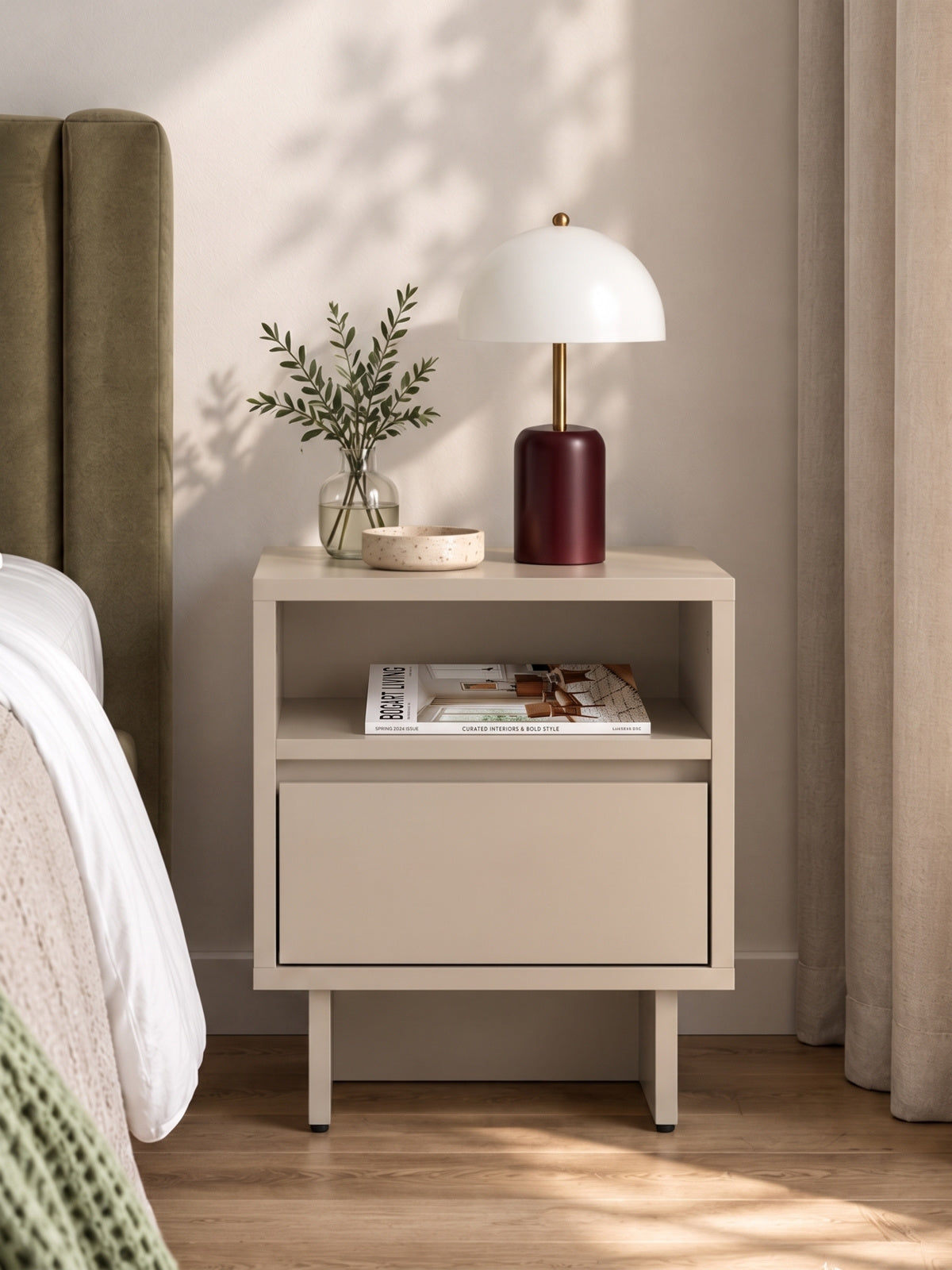 Zolia éjjeliszekrény 40 cm kasmír színben, fiókkal és lábazattal, modern stílus