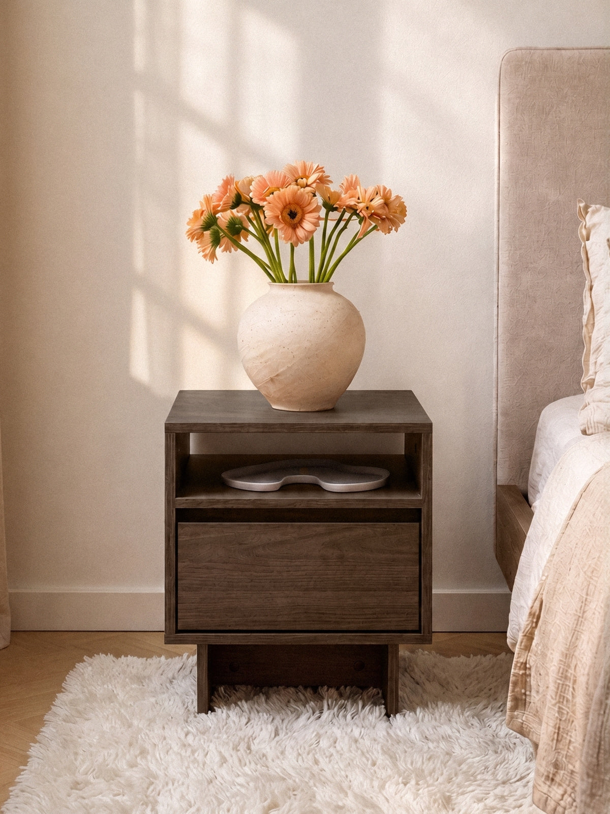 Zolia 40 cm éjjeliszekrény orzech elegant fogantyú nélküli fiókkal, modern stílus