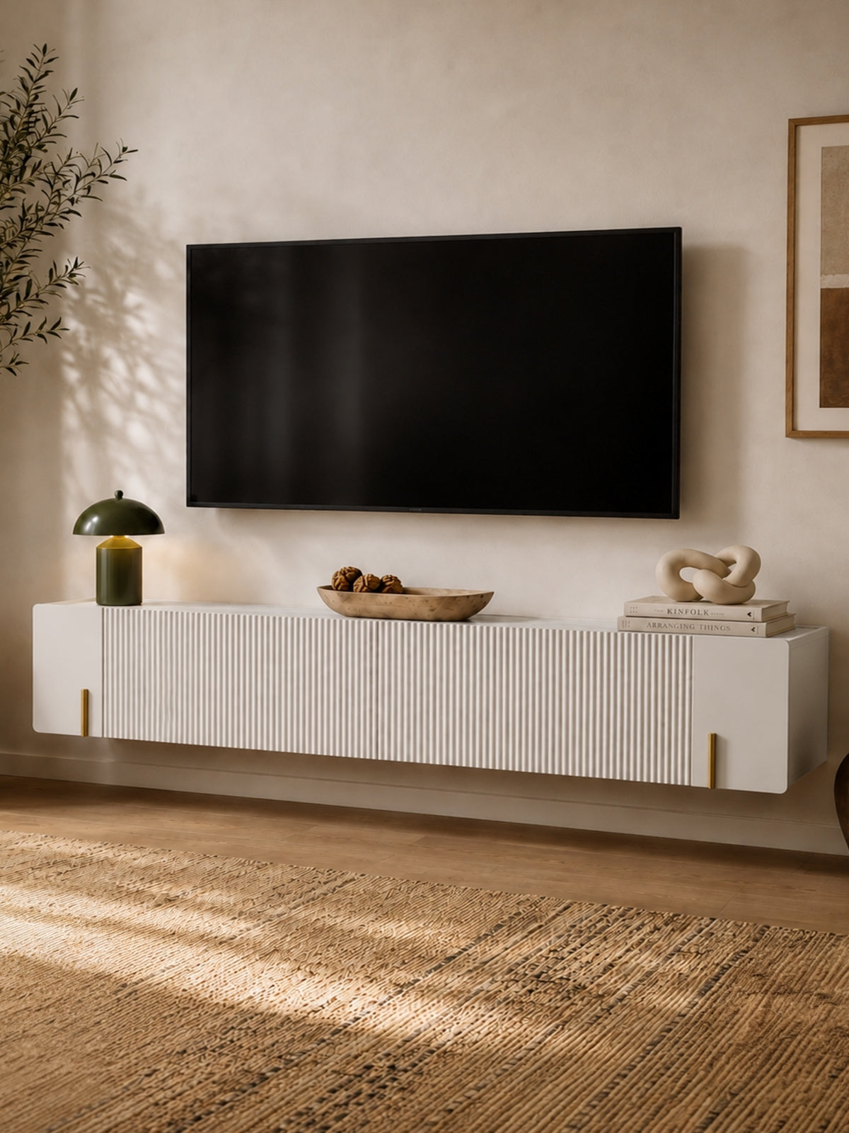 Wisząca szafka RTV Malmi 200 cm w kolorze kaszmir z blatem crema bianca i złotymi detalami